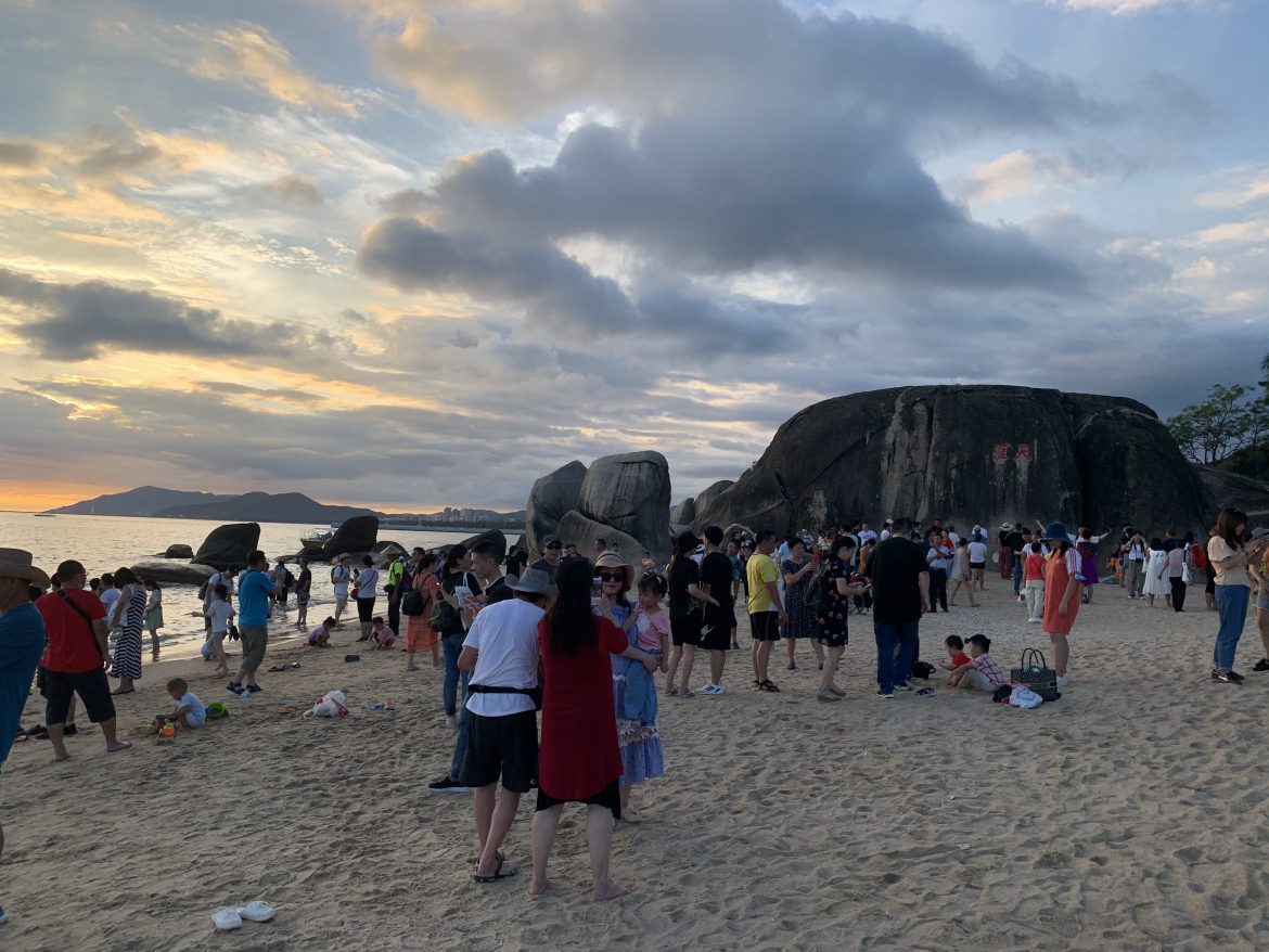 Turisti al tramonto a Tanya Haijiao, Hainan