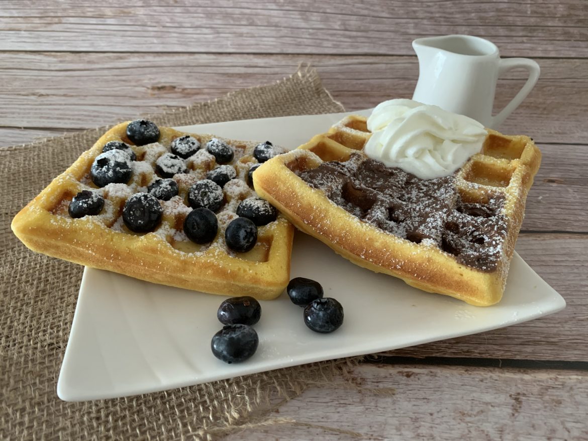 I nostri waffles con nutella e panna e mirtilli e zucchero a velo